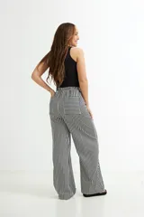 Pantalón palazzo de algodón a rayas verticales rosas y blancas, con cintura elástica ajustable con cordón.