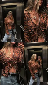 Blusa de microtul con estampado animal print en tonos marrones y negros, con escote en V y mangas largas.