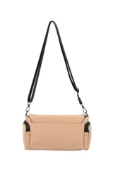 Bandolera color gris oscuro con solapa frontal, cierre de cremallera en la parte superior y en los laterales, y correa ajustable de tela negra.