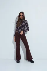 Body de mangas largas con cuello alto, confeccionado en tejido de tul semitransparente con estampado animal print en tonos grises y negros.