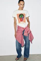 Camiseta blanca de manga corta y cuello redondo, de corte regular con estampa frontal artística y colorida de un rostro estilo abstracto.