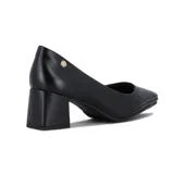 Zapato de tacón cuadrado bajo, color negro, con punta fina y detalle de pin metálico dorado en el lateral.
