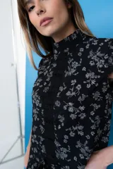 Top estampado de rayas con cuello alto y mangas cortas, con una franja central de denim adornada con apliques de encaje floral.