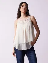 Blusa de gasa color blanco, marca Liv Los Ángeles, con breteles trenzados y diseño de capas en encaje y gasa.