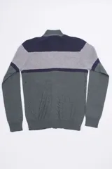 Campera tejida de punto con cierre frontal, ajuste regular, logo bordado y diseño a bloques de color: azul marino en la parte inferior, blanco en el centro y mostaza en la parte superior.