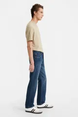 Jean Levi's modelo 501 Original Button Fly de corte regular, tiro medio y pierna recta en color azul con lavado medio oscuro, confeccionado en denim de algodón sin elasticidad, con cierre de botones clásico.
