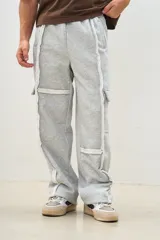 Pantalón de jogging gris melange de corte ancho, con bolsillos laterales y detalles de costuras blancas a contraste.