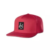 Gorra de visera plana color rojo con logo de la marca eS bordado en blanco sobre un parche negro en el frente.