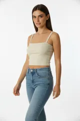 Top de algodón acanalado color beige, de corte al cuerpo, con cuello cuadrado y tirantes finos.