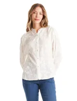Blusa de algodón con diseño de broderie floral, cuello a la base, cierre frontal con botones y mangas largas amplias.