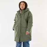 Parka de color verde militar con acabado repelente al agua, diseño de corte holgado, capucha integrada y forro interior de efecto borreguito. Cuenta con cierre frontal de cremallera y botones a presión, además de bolsillos frontales con solapa.