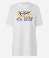 Remera blanca de manga corta y cuello redondo con un estampado frontal que dice "Rugrats 90's BABY" en colores violeta, amarillo y naranja.
