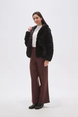 Campera puffer negra de nylon con diseño acolchado, cierre frontal y capucha integrada.