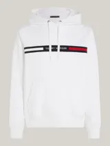 Buzo con capucha y cordón ajustable Tommy Hilfiger, color blanco, de corte regular. Presenta un bolsillo estilo canguro en la parte delantera y una franja horizontal en el pecho con el logotipo y los colores distintivos de la marca.