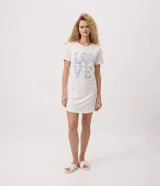 Camisón corto de viscolycra blanca con cuello redondo, manga corta y estampa frontal de la palabra 'LOVE' con un corazón de diseño vichy azul.