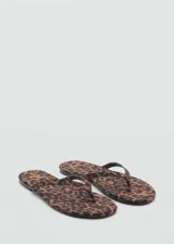 Sandalias planas tipo chancla con estampado de leopardo y tiras finas.