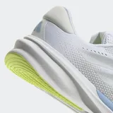 Championes de running Adidas Supernova Stride 2, color blanco con detalles plateados y celestes.