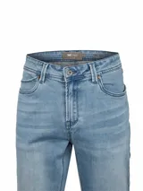 Jeans de hombre color denim claro, con un ligero proceso desgastado y confeccionados con tecnología Natural Flex para mayor flexibilidad y comodidad. Presentan un calce Modern Fit, cierre de broche y cremallera.