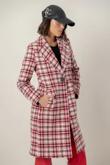 Tapado de corte sastre con estampado de cuadros tipo tweed en tonos blanco, negro y rojo. Presenta solapas clásicas, cierre frontal con un botón y bolsillos laterales.