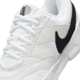 Championes Nike Court Lite 4 de tenis, color blanco con el logo de la marca en negro. Presentan una estructura de malla y refuerzos sintéticos, con suela de goma reforzada para mayor durabilidad y estabilidad en la cancha.