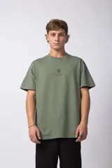 Remera oversize de algodón premium color verde militar, con estampado minimalista en el frente y una gráfica protagonista en la espalda.