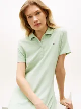 Vestido tipo chomba Tommy Hilfiger de corte slim, color verde menta, con cuello polo, cartera con botones y logo bordado en el pecho.
