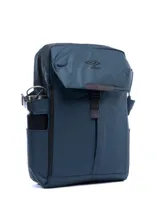 Mochila Umbro modelo Gon, color azul oscuro, con solapa superior que se cierra con hebilla ajustable y bolsillo lateral para botella. Presenta el logo de Umbro en la solapa.