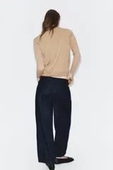 Jersey de cuello redondo y manga larga, confeccionado en hilatura de cashmere 100% con acabados en rib.