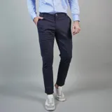 Pantalón de gabardina color azul marino, de corte ajustado y tiro medio, con cierre y botón frontal.