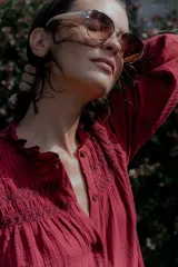 Camisa de algodón color bordó, con cuello alto tipo mao, mangas largas con puños elásticos y detalle de bordado en el pecho.