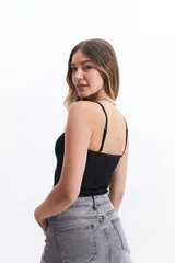 Top blanco de encaje con escote recto y breteles finos.