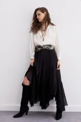 Falda larga de viscosa chiffon color negro, con diseño amplio y voluminoso. Presenta un ruedo irregular con volados que aportan movimiento y cintura elastizada para mayor comodidad. Incluye forrería interna a tono.