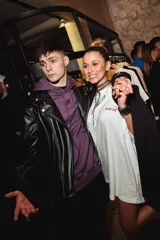 Remerón blanco de manga larga, corte holgado, con un pequeño bordado frontal en color rojo que dice "animal" con un arco sobre la palabra.