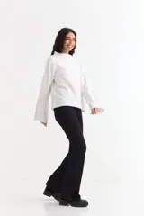 Sweater de tejido de punto acanalado en color gris, con cuello alto y mangas largas con diseño oxford acampanado.