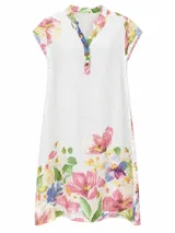 Vestido midi blanco con estampado floral multicolor, cuello mao con escote en V y botones frontales, de manga corta y corte recto.