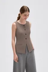 Chaleco sin mangas de corte sastrero, color marrón con diseño de rayas verticales finas. Presenta cuello redondo, cierre frontal con botones y dos bolsillos laterales simulados.