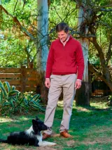 Sweater azul marino de lambswool con medio cierre frontal y cuello alto.