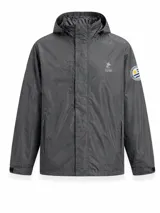 Campera impermeable de tela taslon color gris oscuro, con capucha ajustable, cierre frontal oculto, bolsillos laterales con cierre y puños ajustables con velcro. Presenta logo bordado en el pecho y parche circular en la manga.