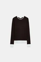 Camiseta de manga larga y cuello redondo con diseño de efecto doble capa a contraste en cuello, puños y bajo.