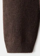 Vestido corto de punto fino color marrón, de corte recto, con cuello redondo y manga larga.