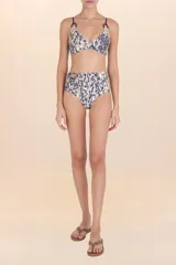 Top de bikini con estampado animal print en tonos beige, marrón y azul, con corte triangular y tirantes con argollas marrones.