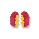 Par de aros colgantes con diseño abstracto en forma de silueta femenina, con círculos fucsia en la parte superior, siluetas color cobre con glitter en el centro y formas irregulares color lila en la parte inferior.