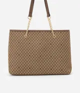 Bolsa shopper grande de marca Satinato, con estampa geométrica en tonos marrón y tostado. Cuenta con asas de hombro combinadas con tiras de cuero sintético y cadenas metálicas doradas. Incluye un parche frontal con el logo grabado.