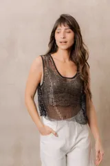 Top de red translúcido con aplicaciones de strass, sin mangas, de corte holgado y escote redondo.