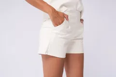 Short de tiro alto en color blanco, con diseño de corte clásico, bolsillos laterales y terminaciones prolijas.