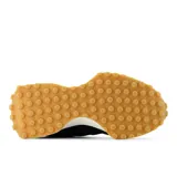 Championes New Balance modelo 327 de dama, color negro con logo "N" en animal print gris y blanco, entresuela blanca y suela de goma color caramelo.