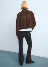Jeans estilo flare tiro medio de color negro, confeccionados en tejido confort con elasticidad. Presentan diseño de cinco bolsillos, trabillas para cinturón y cierre delantero con cremallera y botón.