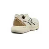 Championes deportivos Diadora Mythos Blushield Volo 3 Gold, color crema/beige, con detalles en negro, dorado y una pequeña bandera italiana en el lateral. Presentan tecnología BLUSHIELD en la suela.