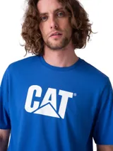 Remera azul de manga corta con cuello redondo y el logotipo grande de CAT estampado en blanco en el frente.
