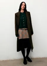 Cardigan de punto de corte recto, con cuello redondo, manga larga y cierre frontal mediante botones metálicos.